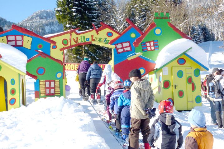 Brauneck Bergbahn _Villa_Lustig_Fotograf Klaus Knirk Kinder im Schnee 10 006